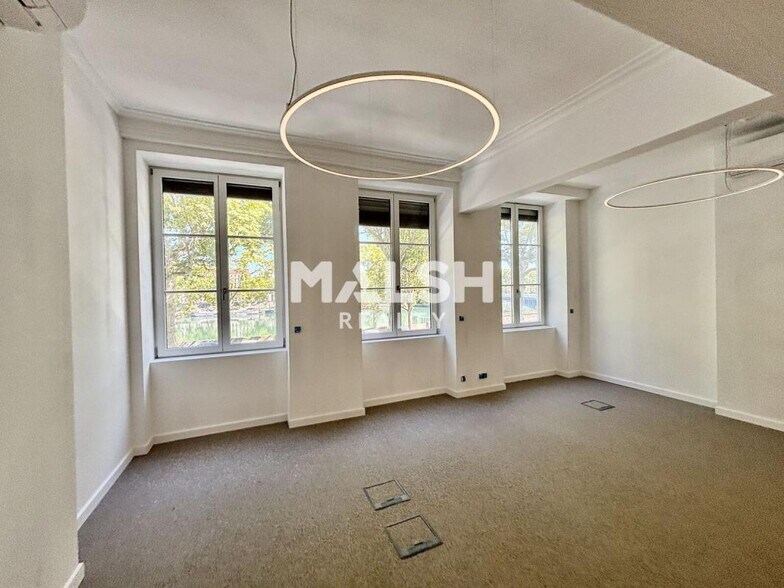 Office in Lyon for sale - Interior Photo - Image 2 of 10