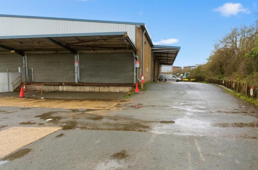 Riverway, Newport to rent - Building Photo - Image 2 of 2