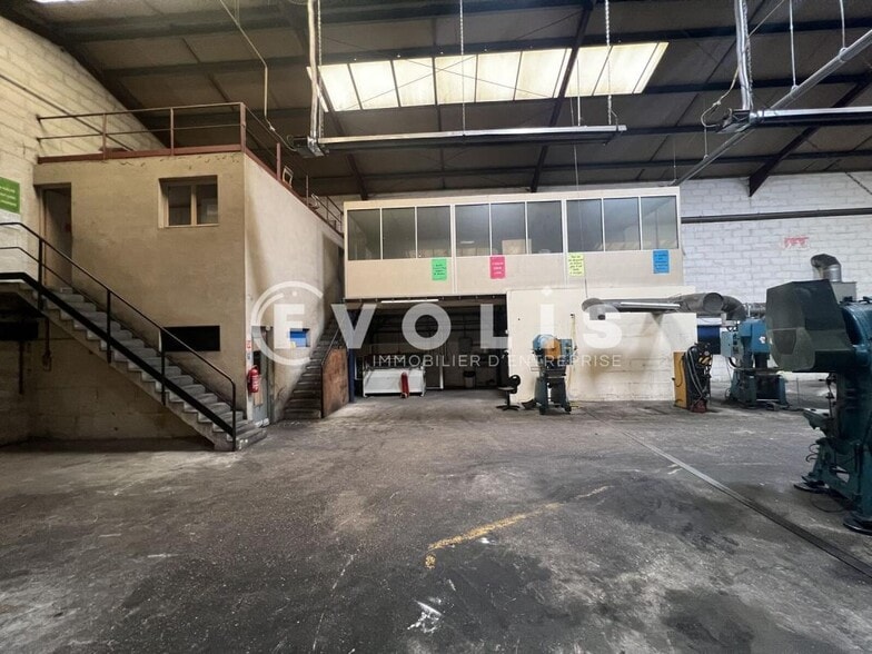 Light Industrial in Vaujours for sale - Interior Photo - Image 3 of 7