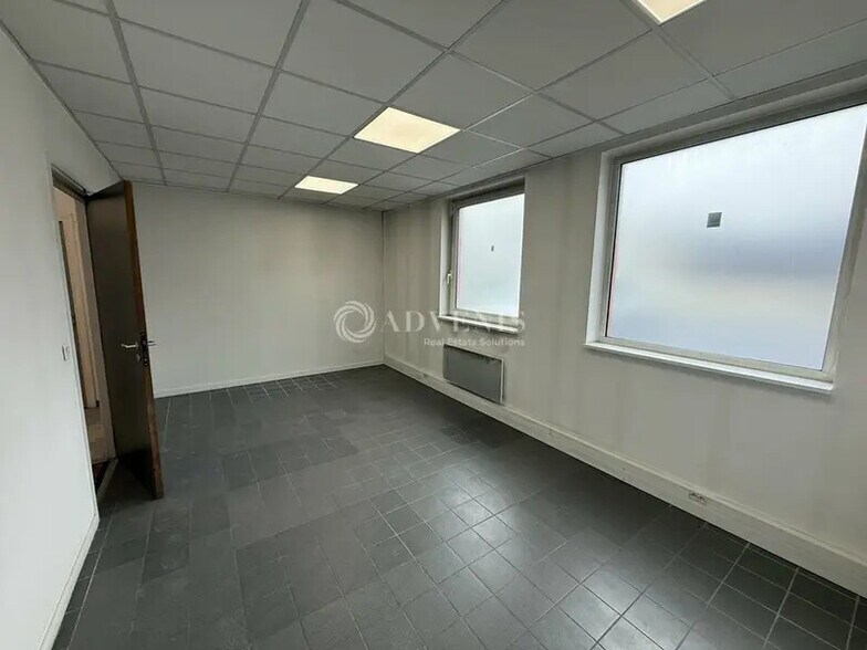 Light Industrial in Champs-sur-Marne to rent - Interior Photo - Image 2 of 10