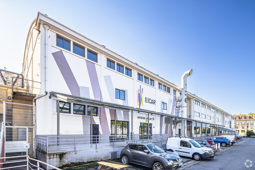 8 Avenue Des Arrimeurs, Saint-Denis to rent - Building Photo - Image 2 of 3