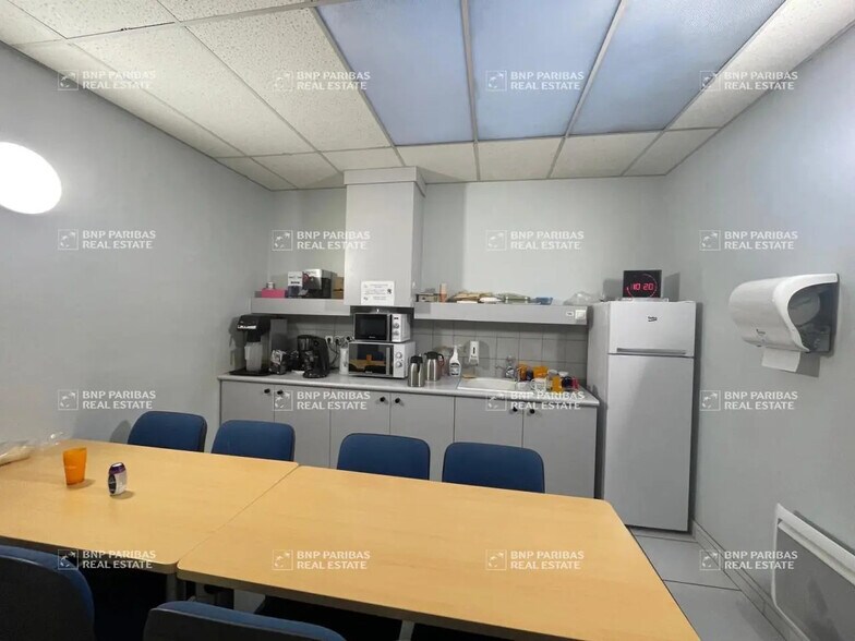 Light Industrial in Fretin to rent - Interior Photo - Image 2 of 9