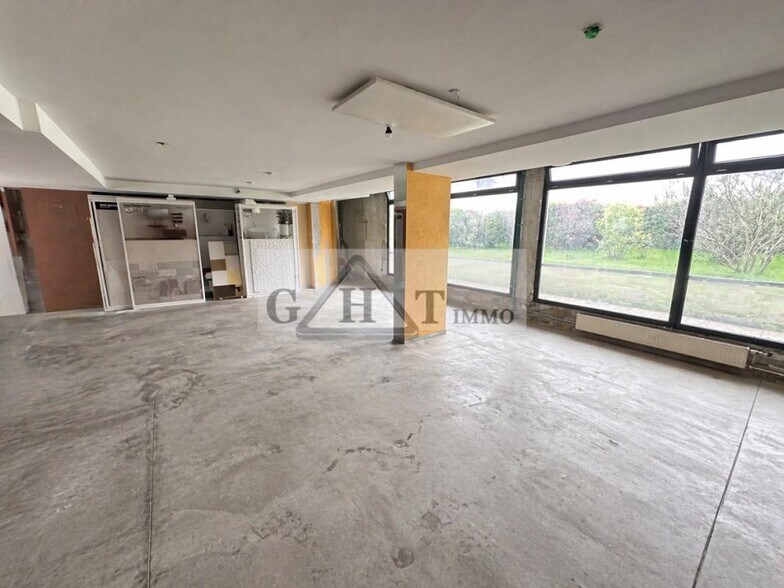 Retail in Alfortville to rent - Interior Photo - Image 1 of 7