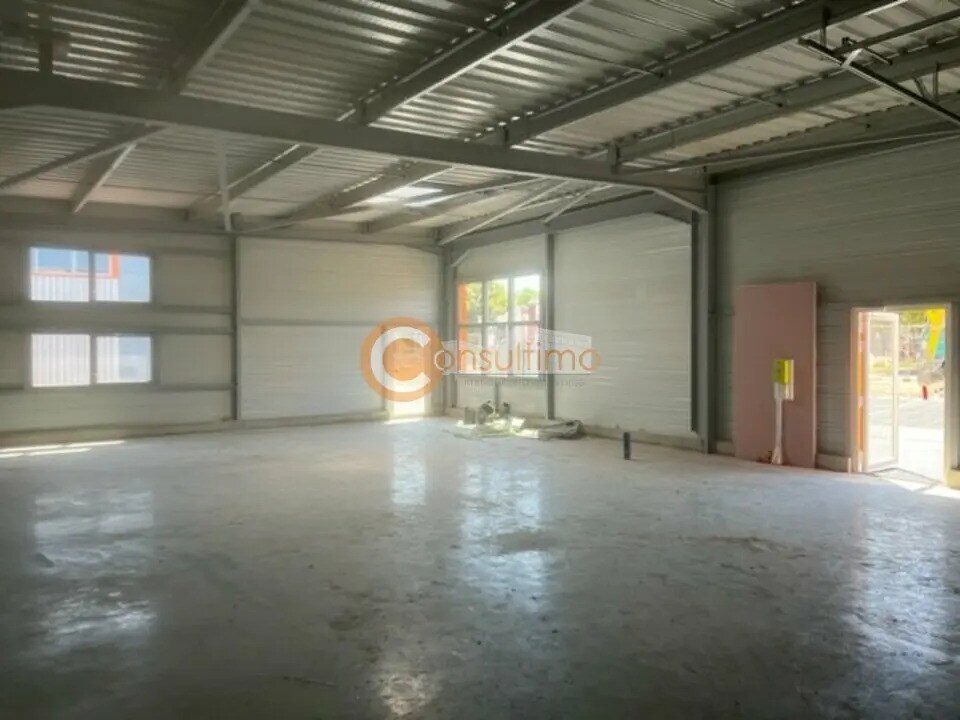 Light Industrial in Carbon-Blanc to rent Interior Photo- Image 1 of 5