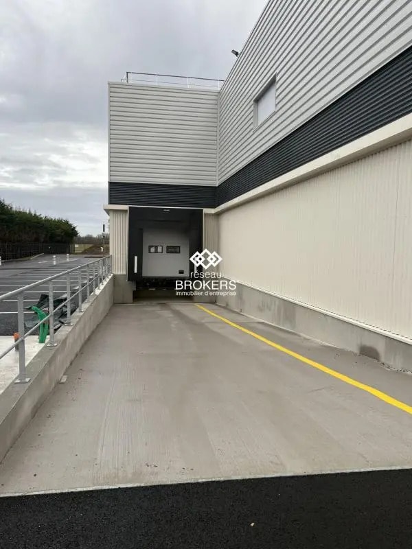 Location Entrepôt 366 m² - Photo 1