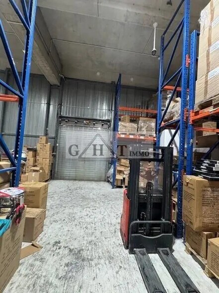 Retail in Pantin to rent - Interior Photo - Image 3 of 4