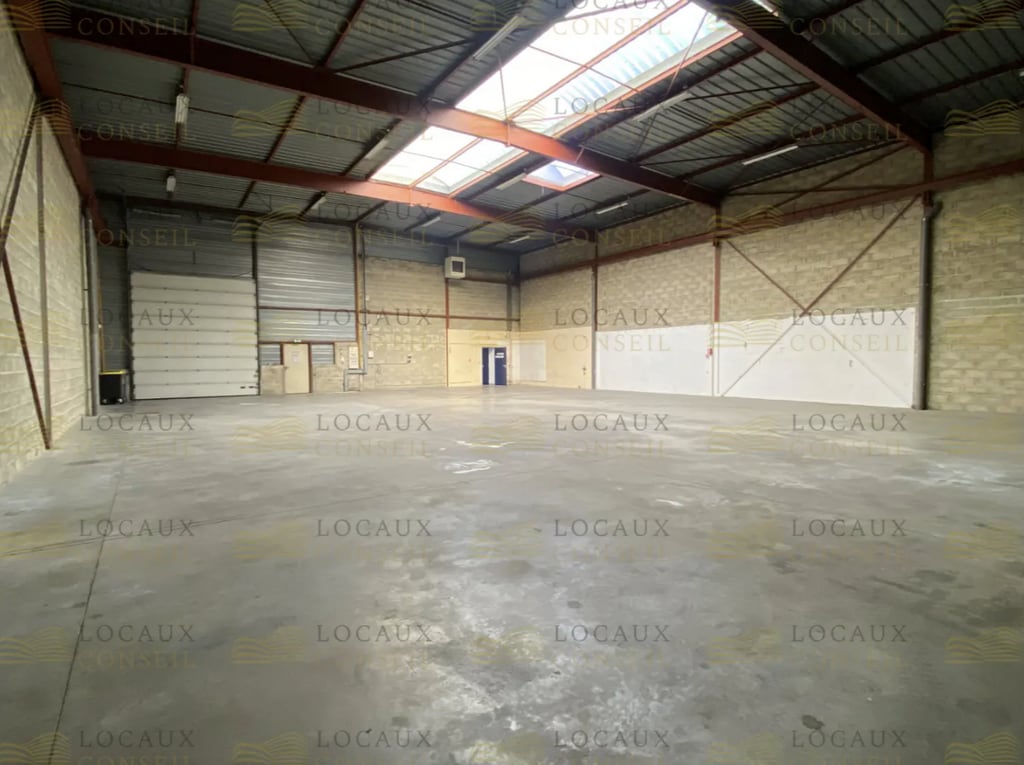 Location Local d'activités 450 m² - Photo 1