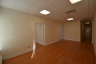 550 Sylvan Ave, Englewood Cliffs, NJ for rent Interior Photo- Image 2 of 5