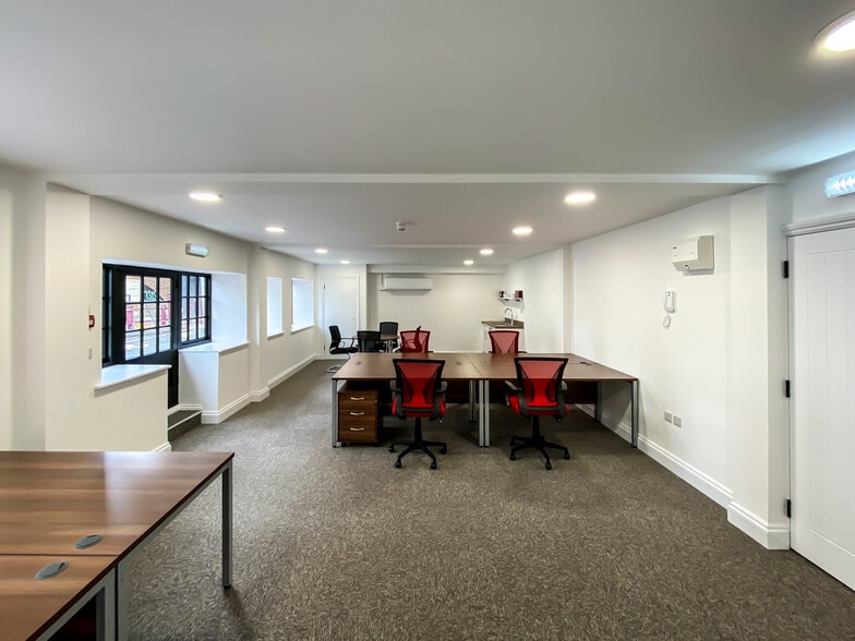 45 Guildford St, Chertsey to rent - Interior Photo - Image 3 of 36