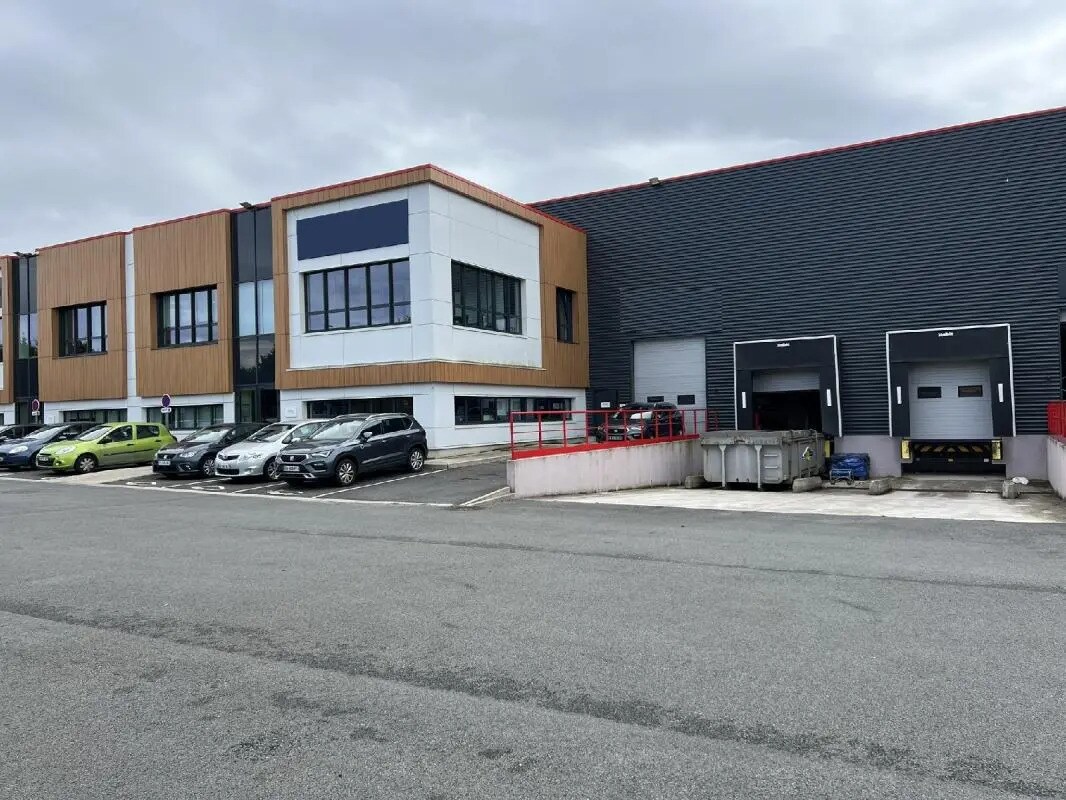 Light Industrial in Roissy-en-France to rent Building Photo- Image 1 of 18