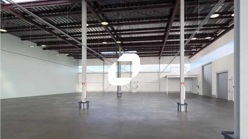 Light Industrial in Buc to rent - Interior Photo - Image 2 of 6