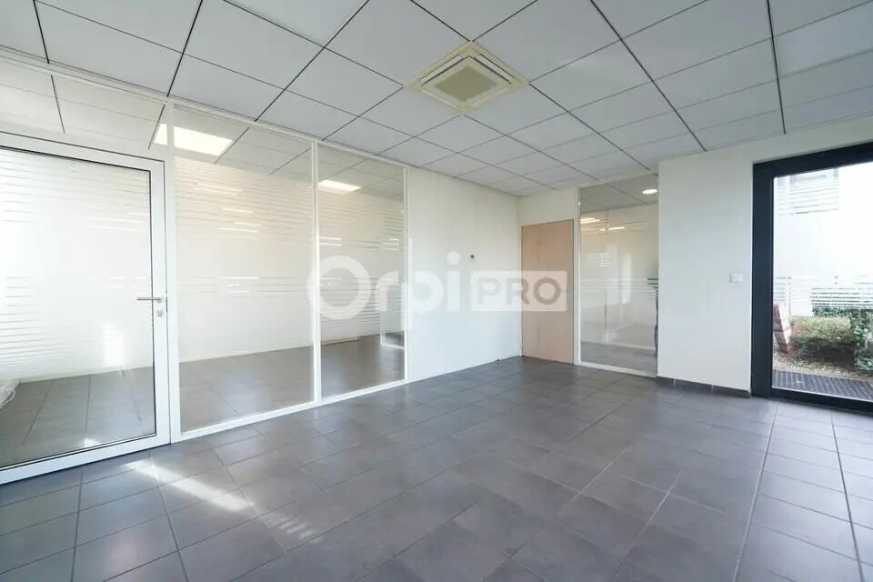 Office in Vénissieux to rent Interior Photo- Image 1 of 13