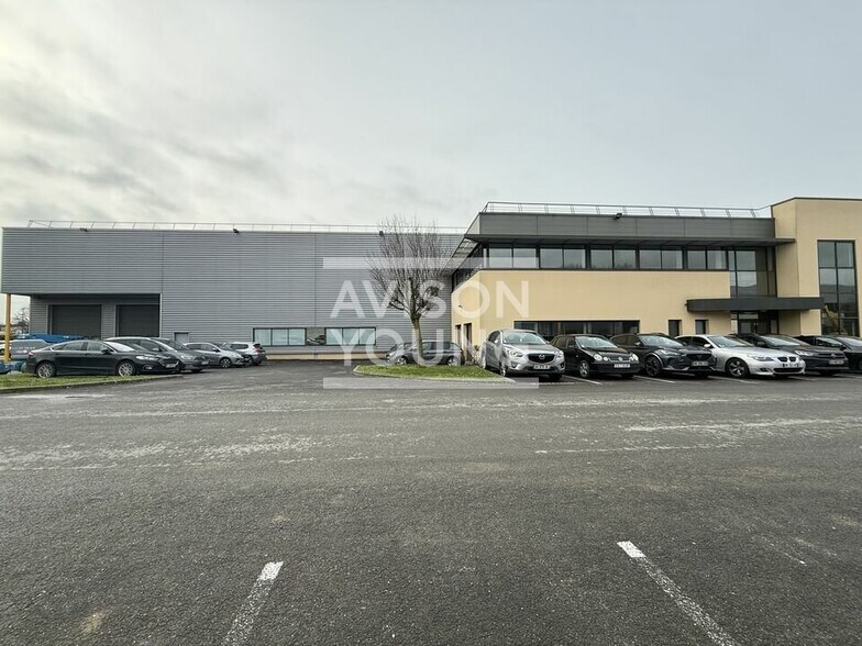 Light Industrial in Le Mesnil-Amelot to rent - Building Photo - Image 1 of 7