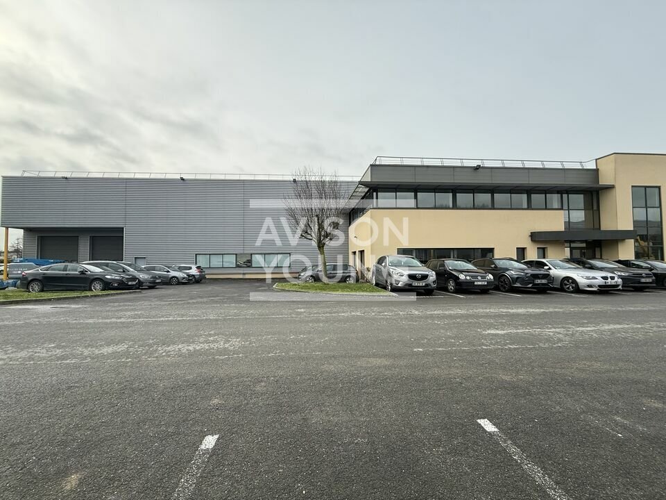 Light Industrial in Le Mesnil-Amelot to rent Building Photo- Image 1 of 8