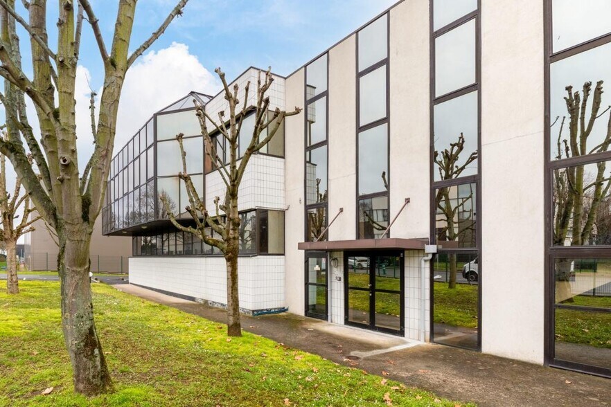 Light Industrial in Nanterre to rent - Building Photo - Image 3 of 9