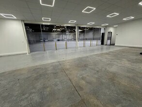 Light Industrial in Saint-Ouen-l'Aumône to rent Interior Photo- Image 1 of 10