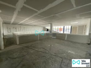 Retail in Saint-Thibault-des-Vignes for sale Interior Photo- Image 2 of 3