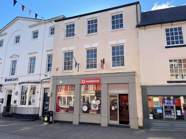 9 Market Pl, Pontefract to rent - Building Photo - Image 1 of 11