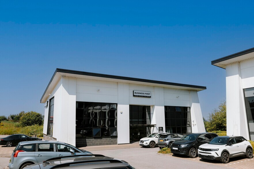 Cowm Top Ln, Rochdale to rent - Building Photo - Image 2 of 7