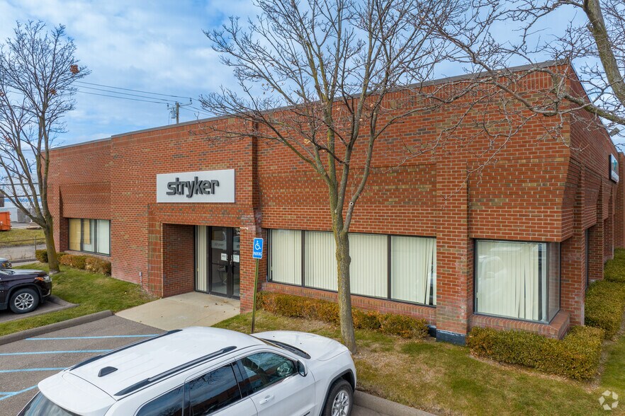 24401-24415 Halsted Rd, Farmington Hills, MI for sale - Building Photo - Image 1 of 1