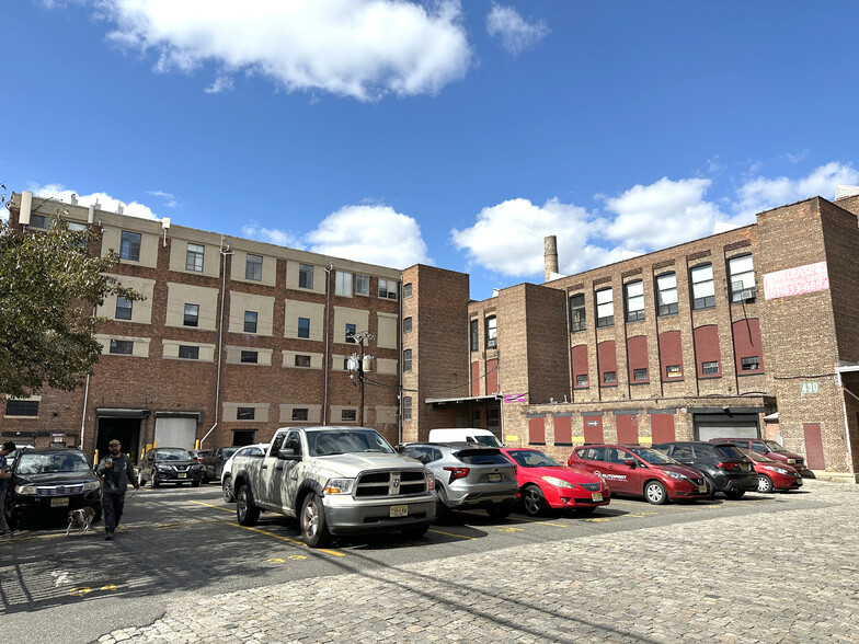 430 Communipaw Ave, Jersey City, NJ for rent - Building Photo - Image 1 of 8