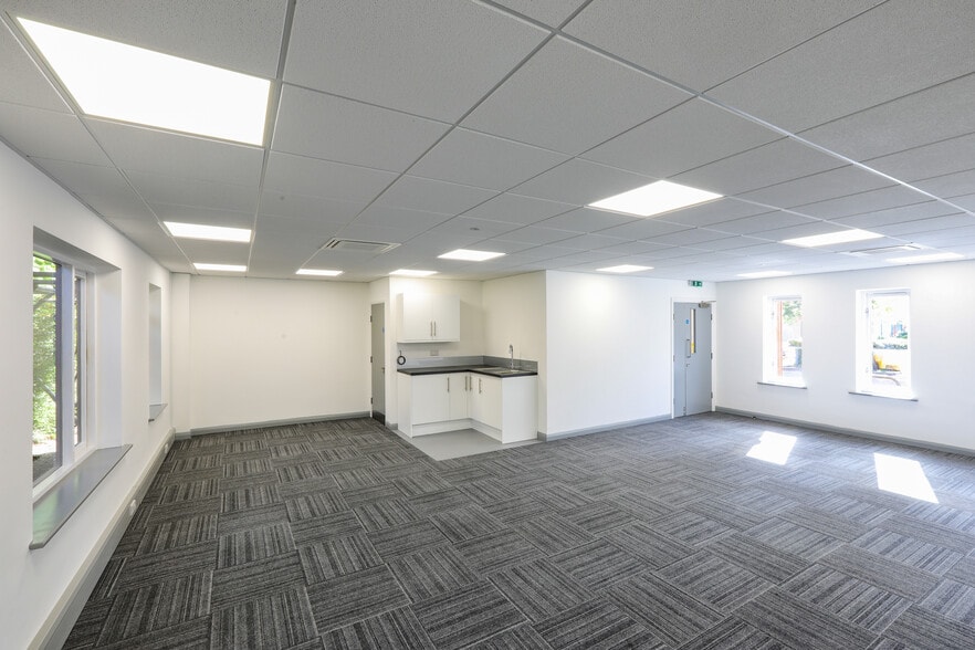 3A-3F Bumpers Farm, Chippenham to rent - Interior Photo - Image 2 of 4
