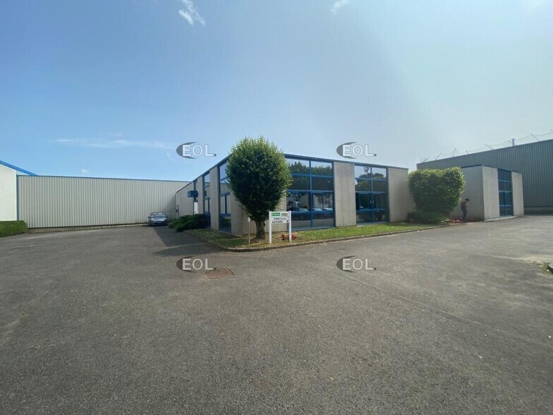 Light Industrial in Saint-Pierre-du-Perray to rent - Building Photo - Image 2 of 24
