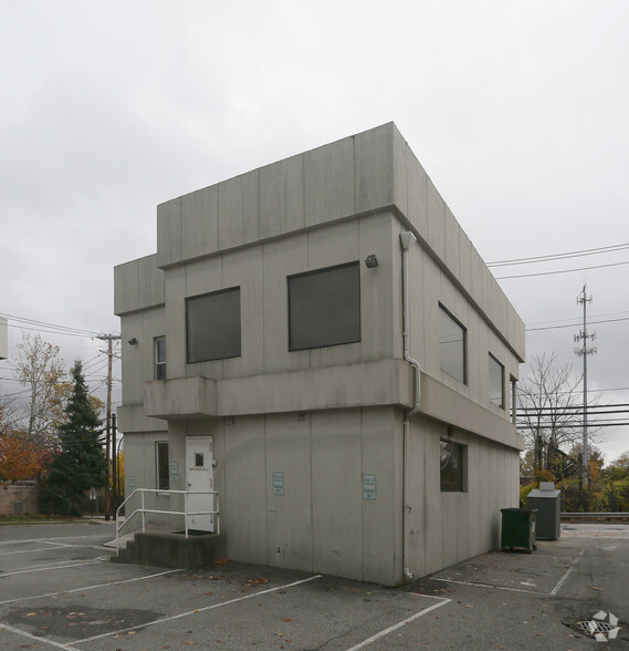 73 Powerhouse Rd, Roslyn Heights, NY for rent - Building Photo - Image 2 of 68