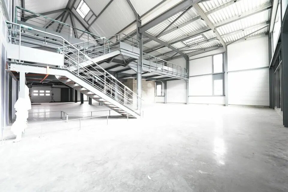 Retail in Vénissieux to rent Building Photo- Image 1 of 9