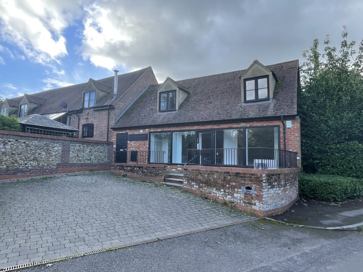 2D High St, Lewknor for sale Primary Photo- Image 1 of 1