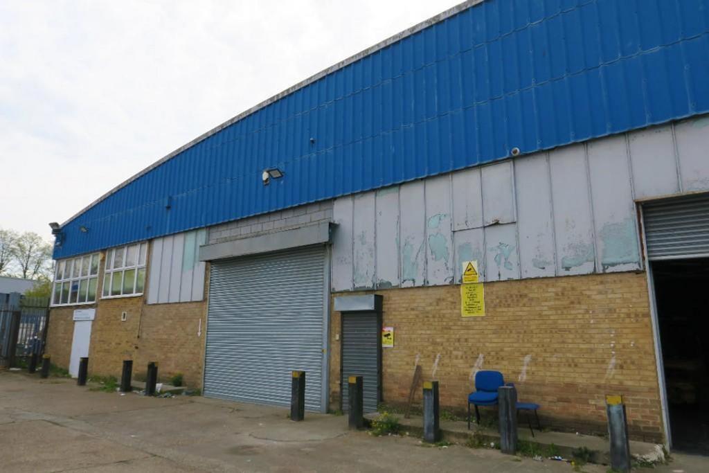 Rosslyn Cres, Harrow to rent Building Photo- Image 1 of 4