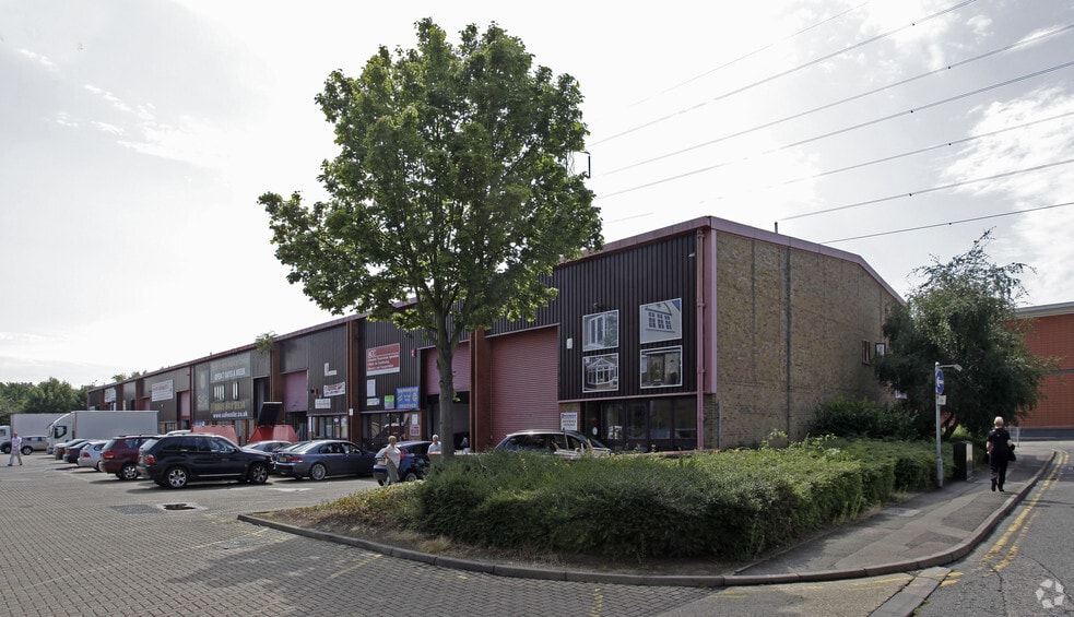 Unit 22-29 Fairways, Cheshunt to rent - Building Photo - Image 1 of 1