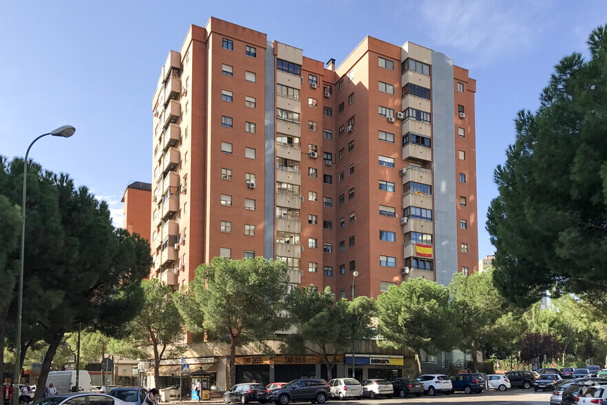 Avenida De San Luis, 166, Madrid, Madrid for rent - Building Photo - Image 2 of 3