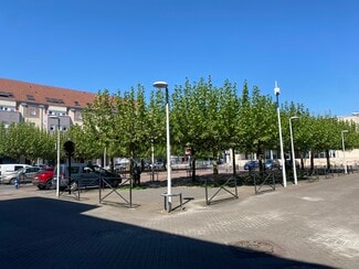 More details for 22 Place Du 14 Juillet 1789, Moissy-Cramayel - Retail to Rent