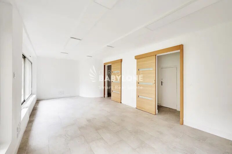Office in Neuilly-sur-Seine to rent - Interior Photo - Image 2 of 12