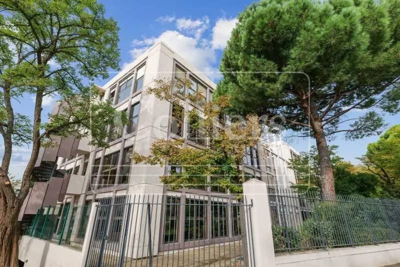 Office in Marseille to rent Building Photo- Image 1 of 7