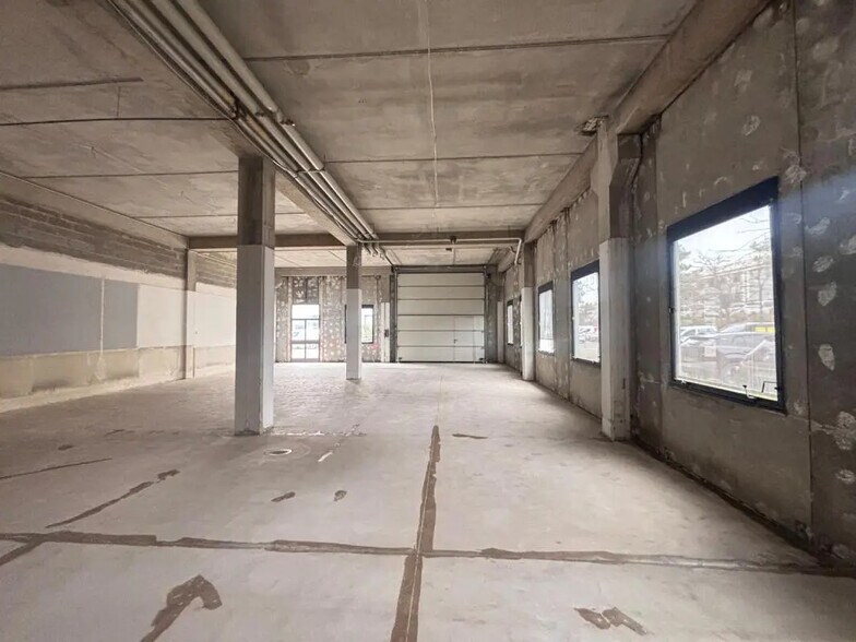 Light Industrial in Vitrolles to rent - Interior Photo - Image 3 of 11