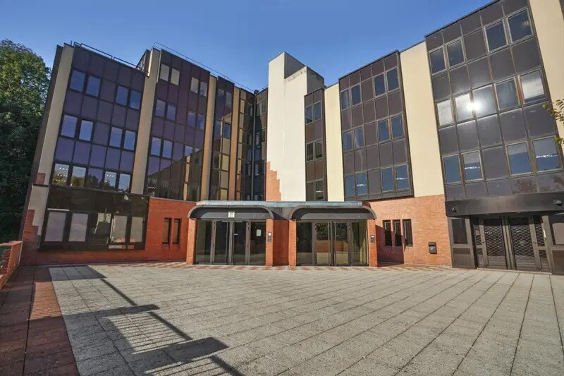Office in Saint-Germain-en-Laye to rent Building Photo- Image 1 of 12