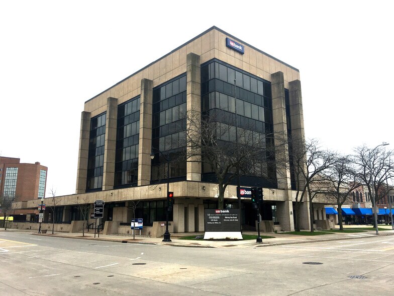 111 N Main St, Oshkosh, WI for rent - Building Photo - Image 1 of 11