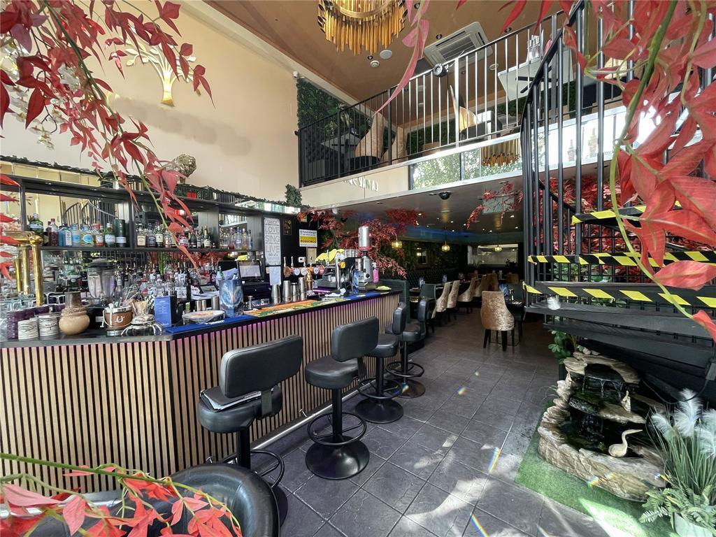 107 Hamlet Court Rd, Westcliff On Sea to rent Interior Photo- Image 1 of 12