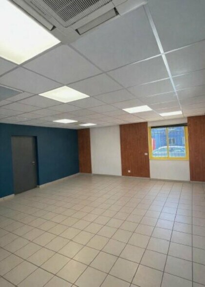Light Industrial in La Verpillière to rent - Interior Photo - Image 3 of 4