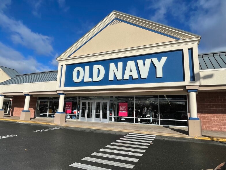 25 Hazard Ave, Enfield, CT to rent - Building Photo - Image 1 of 5