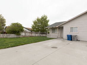 1163-1165 NW Dogwood Cir, Mountain Home, ID for sale Primary Photo- Image 1 of 17