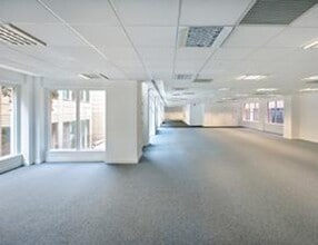 21-26 Garlick Hl, London to rent Interior Photo- Image 2 of 3