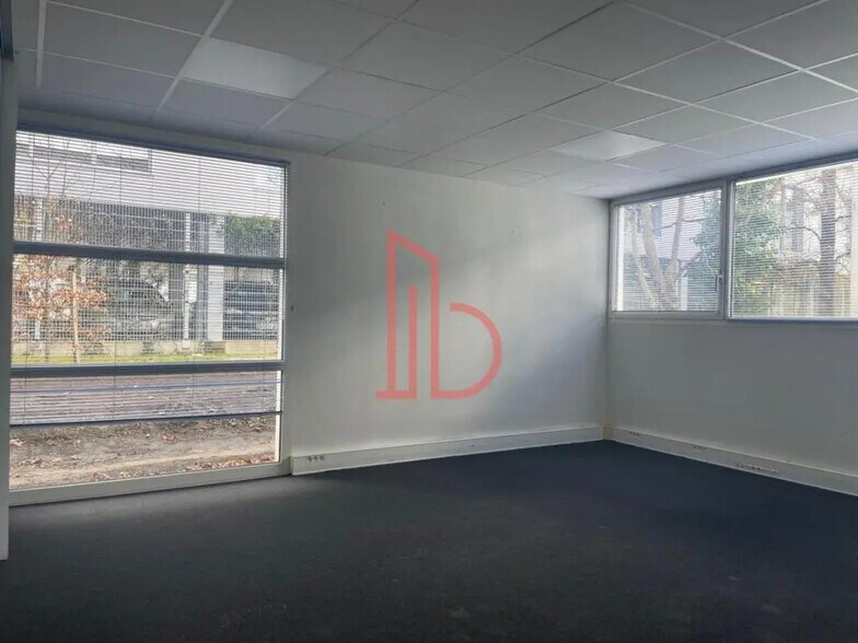Office in Mérignac to rent - Interior Photo - Image 2 of 9