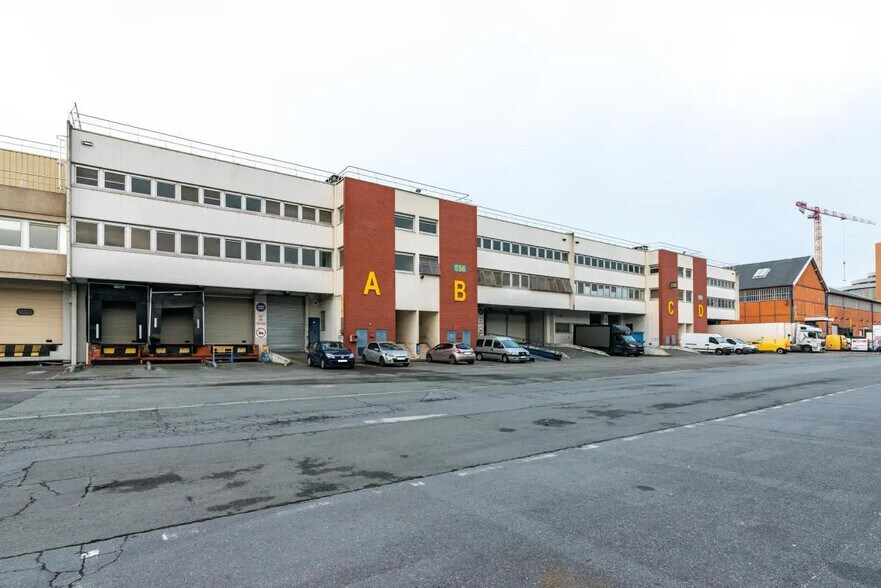 Light Industrial in Saint-Ouen-sur-Seine to rent - Building Photo - Image 3 of 12