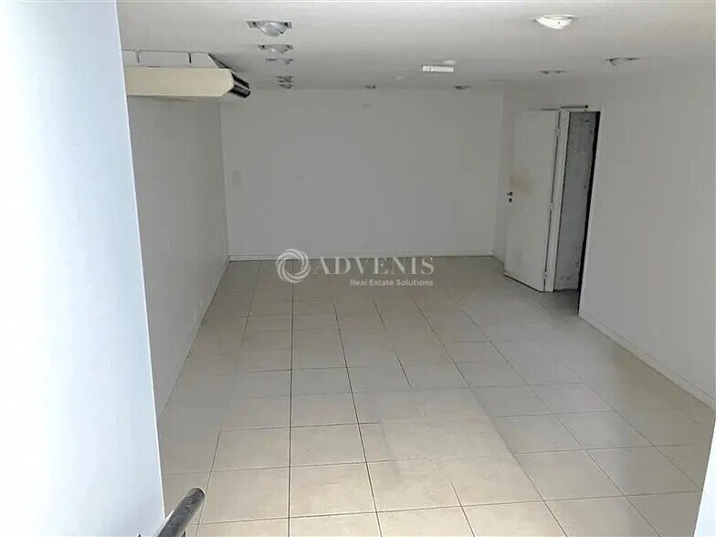 Retail in Bourges for sale - Interior Photo - Image 2 of 4