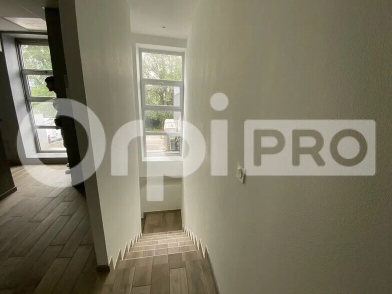 Office in Villefranche-sur-Saône to rent - Building Photo - Image 3 of 12