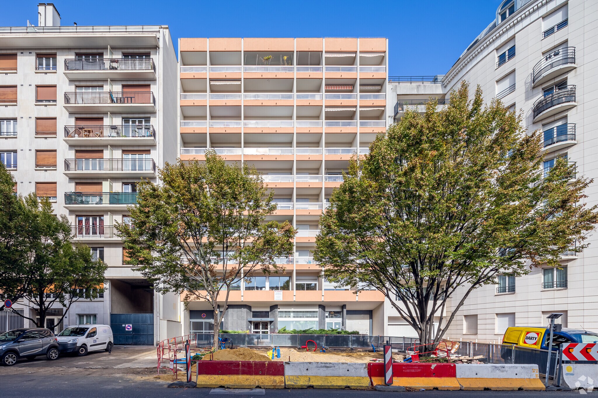 Light Industrial in Montrouge to rent Building Photo- Image 1 of 4