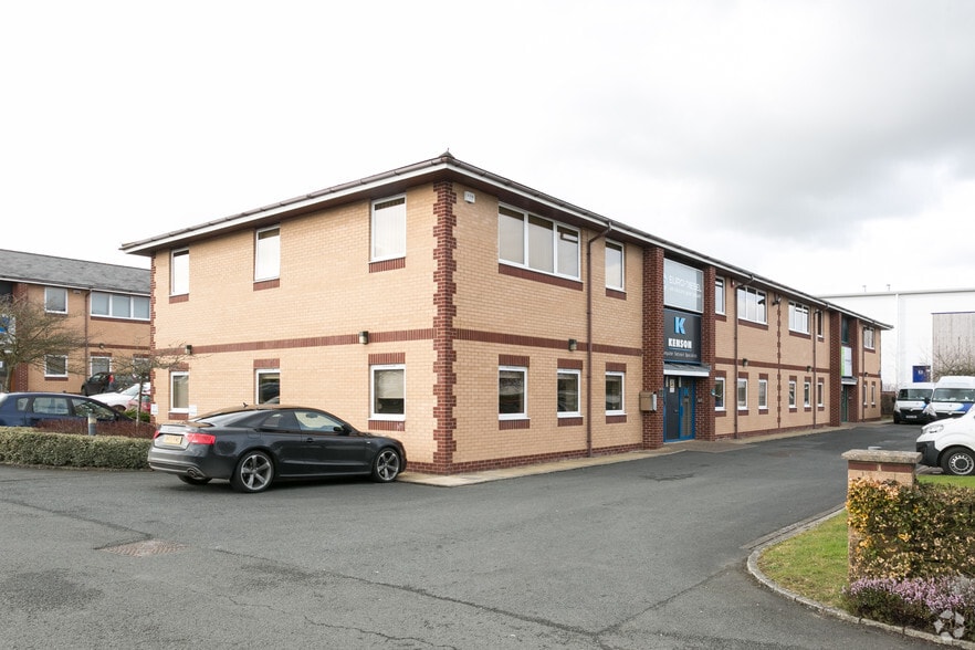 101-104 Love Ln, Cirencester to rent - Primary Photo - Image 1 of 21